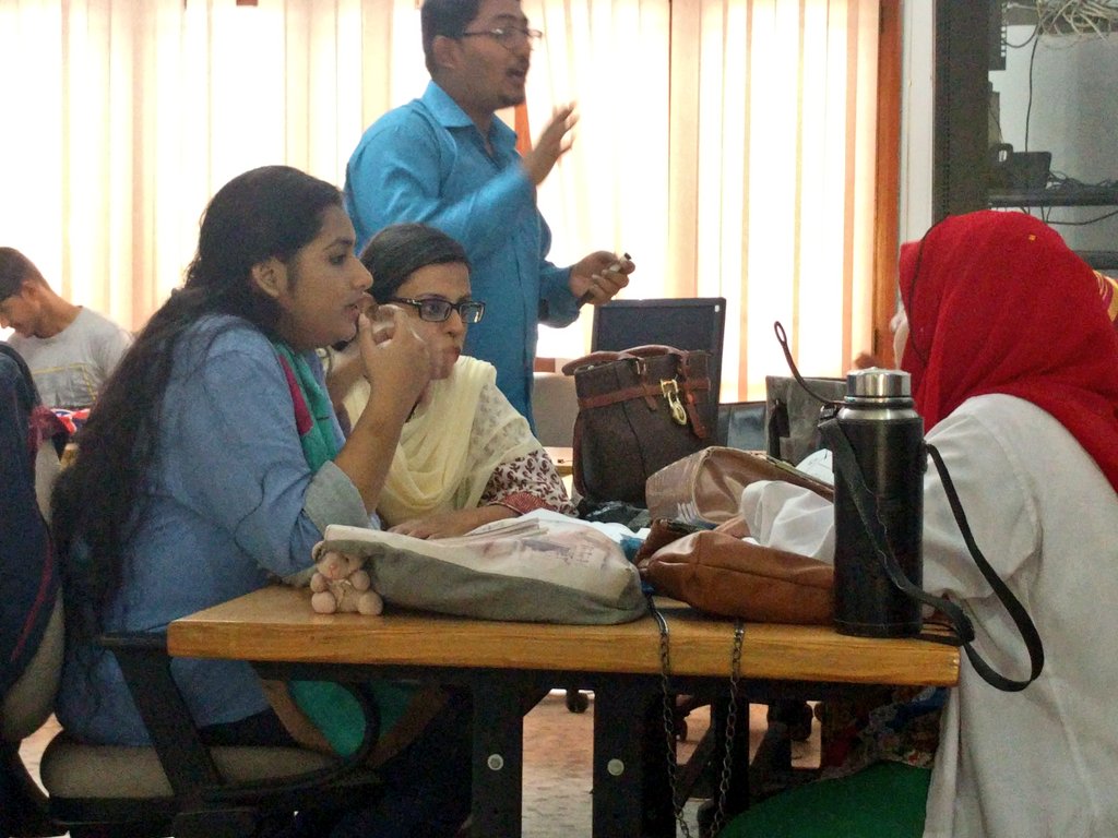 connect_hear's tweet photo. Week3 of #YESPSLTrainingProgram
Participants are working in groups to learn how to sign paragraphs.
#YES15 #LetTheSignTalk https://t.co/PMhYQRLWvr