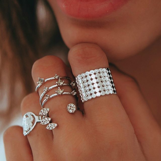 MyaBayBelgium's tweet photo. SILVER EVERYTHING II On mix notre bague incontournable MAGIC LOVE avec les dernières nouveautés argentées. 
#myabayjewels #myabay #rings #silver #ringthing #saturday https://t.co/kWP4q1FYxg https://t.co/8pmY5UOq3s