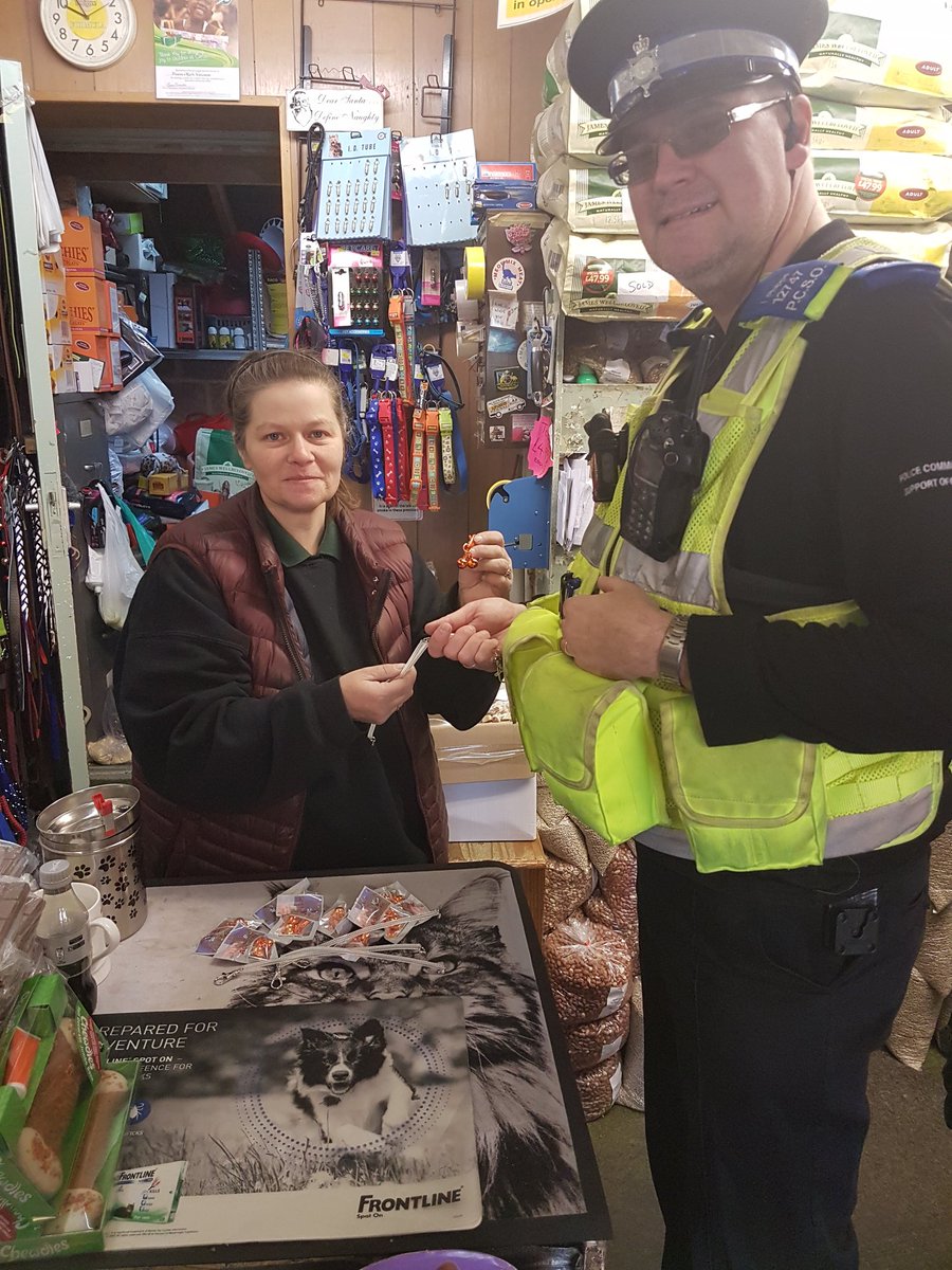 HathersageSNT's tweet photo. This weekend during the #Bakewell Food Festival officers from .@BakewellSNT .@HathersageSNT .@AshbourneSNT & .@TideswellSNT will be handing out #PurseChains #PurseBells to members of the public. If you want one please stop an officer and ask for one. https://t.co/g0zESHACUI
