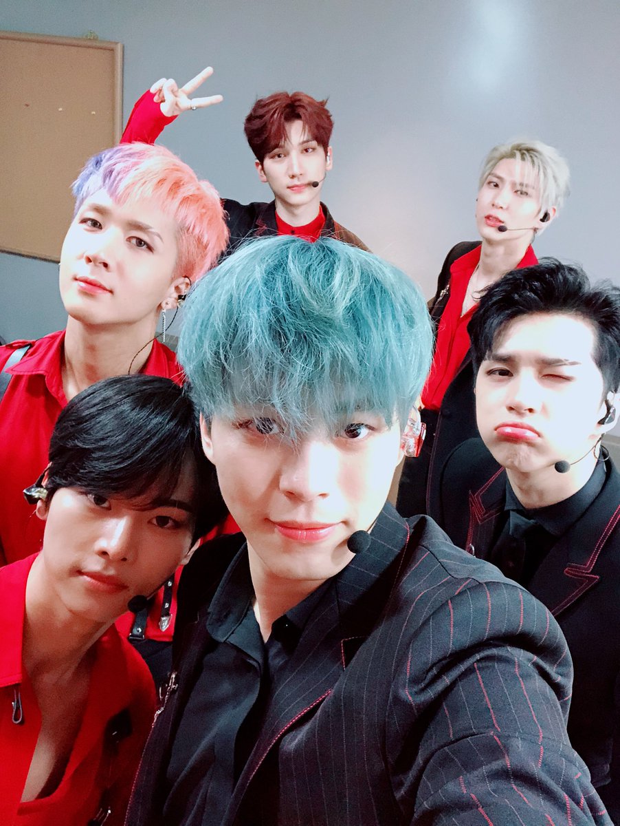RealVIXX's tweet photo. 나는 로빅이다. 180428 #쇼음악중심 무대를 마친 #빅스 요원들의 모습이다. 언제나 레전드 무대를 보여주는 빅스 요원들과 내일 또 만나자!

#VIXX #EAU_DE_VIXX
#향 #Scentist https://t.co/Cu6tITMESg