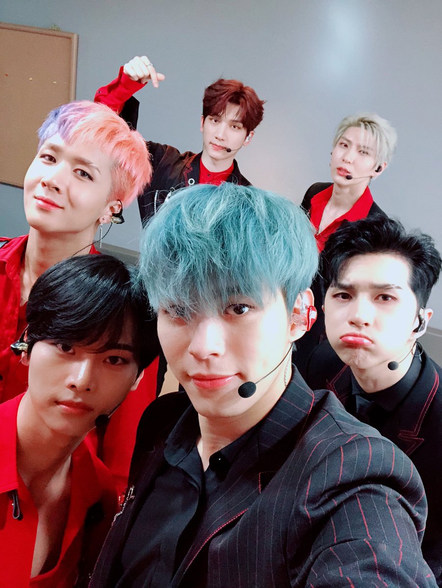 RealVIXX's tweet photo. 나는 로빅이다. 180428 #쇼음악중심 무대를 마친 #빅스 요원들의 모습이다. 언제나 레전드 무대를 보여주는 빅스 요원들과 내일 또 만나자!

#VIXX #EAU_DE_VIXX
#향 #Scentist https://t.co/Cu6tITMESg