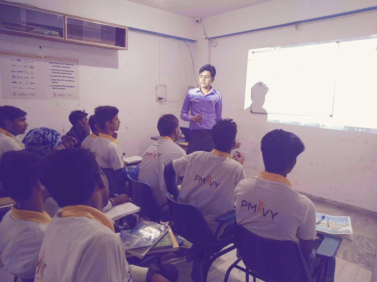 IcteLucknow's tweet photo. Our CCTV Trainer Explaining the Topology in networking at @IcteLucknow @ictelko @MSDESkillIndia @NSDCINDIA @FollowESSCI @PMOIndia @dpradhanbjp @AnantkumarH #Skill4Jobs https://t.co/yMTvmtTc35