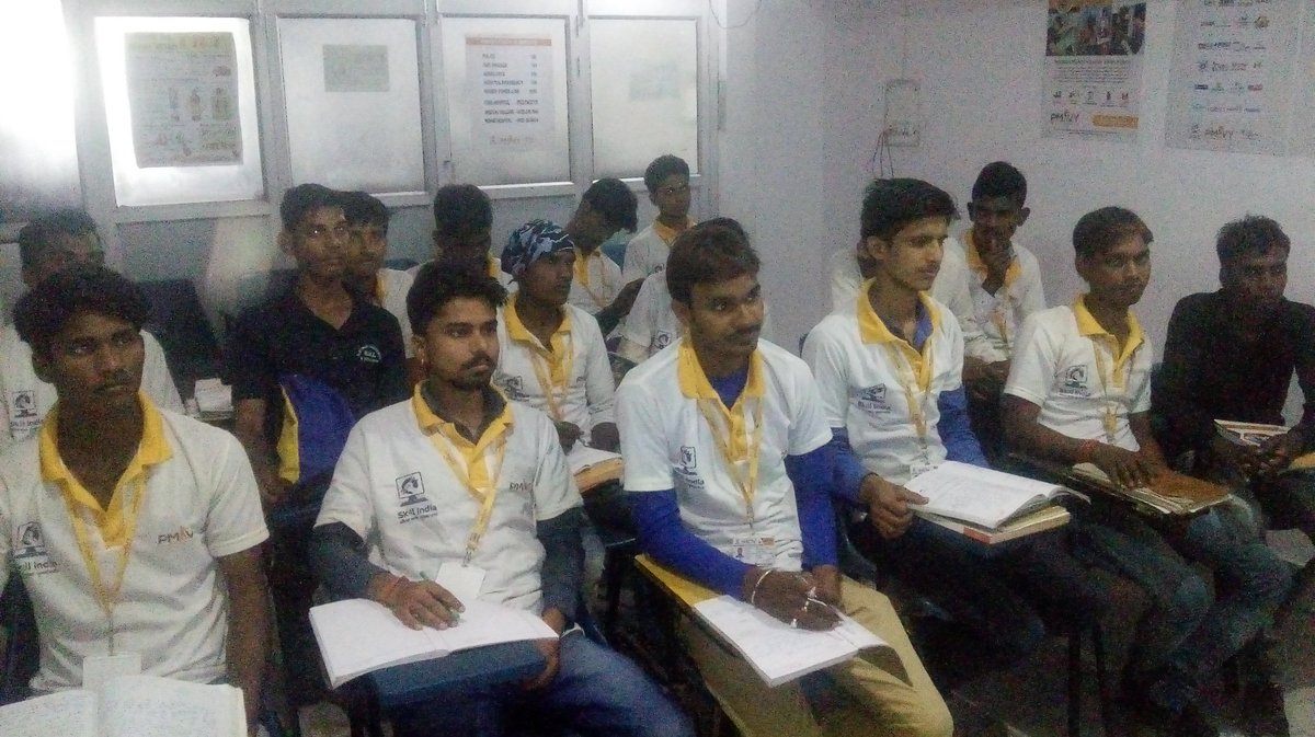 IcteLucknow's tweet photo. Our CCTV Trainer Explaining the Topology in networking at @IcteLucknow @ictelko @MSDESkillIndia @NSDCINDIA @FollowESSCI @PMOIndia @dpradhanbjp @AnantkumarH #Skill4Jobs https://t.co/yMTvmtTc35