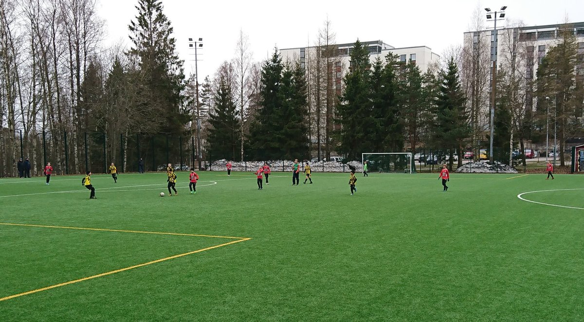 Kesän miniliiga viiden espoolaisjoukkueen kanssa käyntiin tänään. Alle neljään tuntiin kaikille 5*20min pelejä on mainio konsepti cupdom.com/467