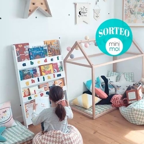 minimoi_'s tweet photo. Por si hay algún despistado que todavía no se ha enterado... estamos SORTEANDO esta pasada de estantería para libros junto con @tidy_books!😊 Es ideal para que los peques puedan ver la portada de los libros en vez del lomo que es mucho menos atractivo… https://t.co/kTO9xMVZkd https://t.co/Ys6iGr8B6W