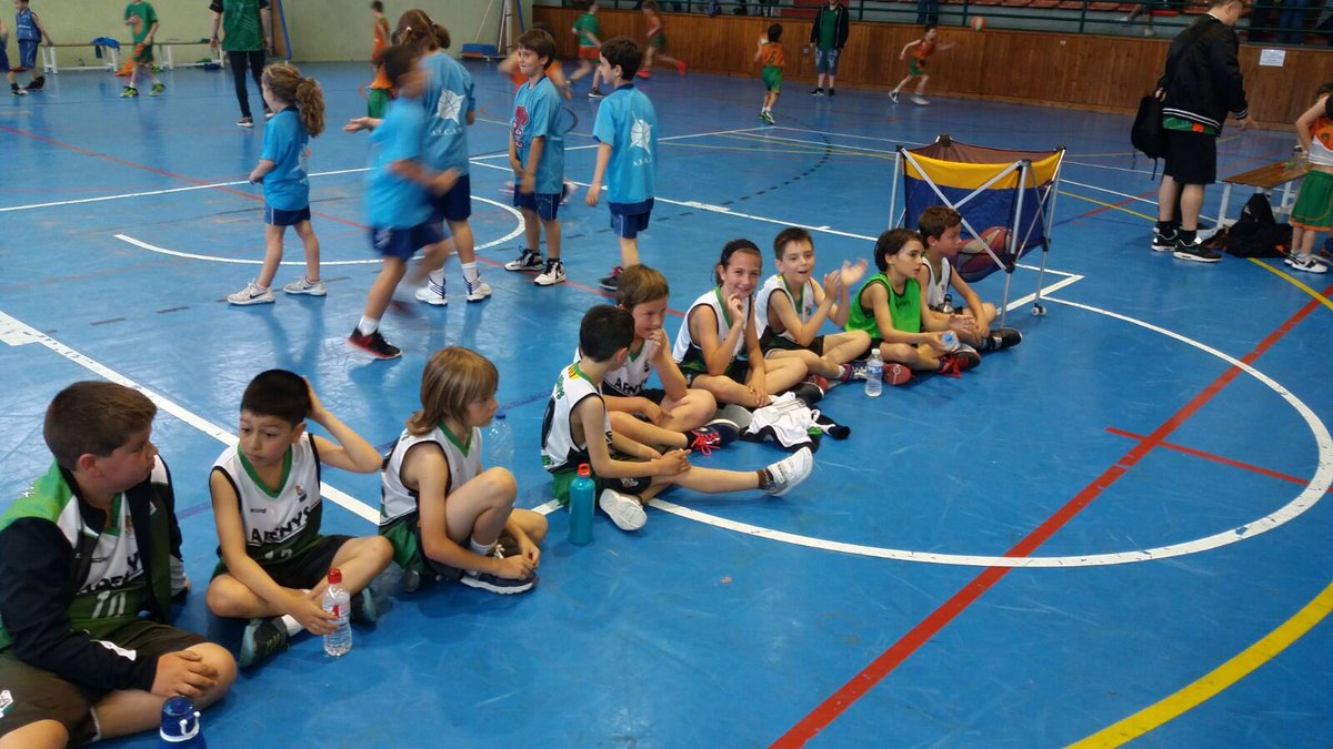 arenysbasquet's tweet photo. L’Arenys Bàsquet participa amb l’escola de bàsquet i el premini ‘2’ a la diada per als més menuts que organitza el @cbcalella. Gran matí de Bàsquet!! #somverds @UERPinedadeMar #aecam @radioarenys @AjArenys https://t.co/lyVhjGKpMP