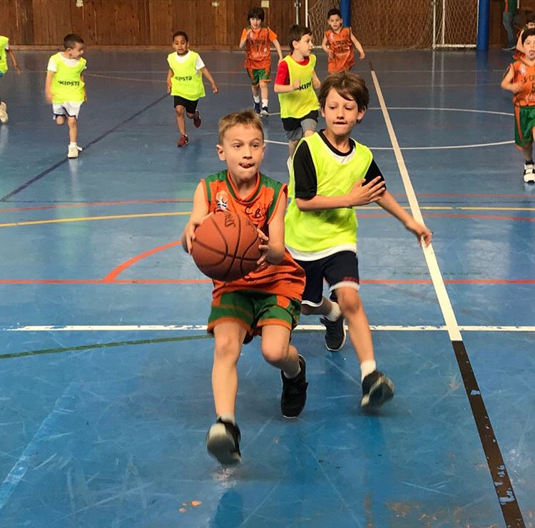 arenysbasquet's tweet photo. L’Arenys Bàsquet participa amb l’escola de bàsquet i el premini ‘2’ a la diada per als més menuts que organitza el @cbcalella. Gran matí de Bàsquet!! #somverds @UERPinedadeMar #aecam @radioarenys @AjArenys https://t.co/lyVhjGKpMP