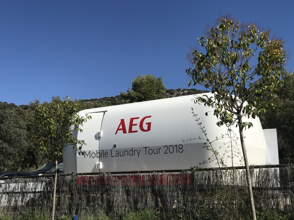 AEG_Esp's tweet photo. ¿Lavar y secar tus prendas 👕 👖👙 👚👟 en medio de un camping ⛺️ en la Sierra de Madrid 🌳? ¡👍 con la #LavanderíaMóvilAEG  en @ValleLozoya! #CuidadoSinPrecedentes https://t.co/Ql25spmN7t