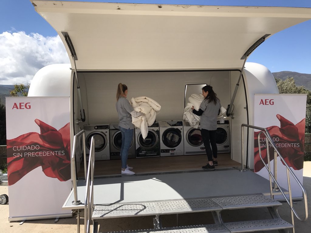 AEG_Esp's tweet photo. ¿Lavar y secar tus prendas 👕 👖👙 👚👟 en medio de un camping ⛺️ en la Sierra de Madrid 🌳? ¡👍 con la #LavanderíaMóvilAEG  en @ValleLozoya! #CuidadoSinPrecedentes https://t.co/Ql25spmN7t