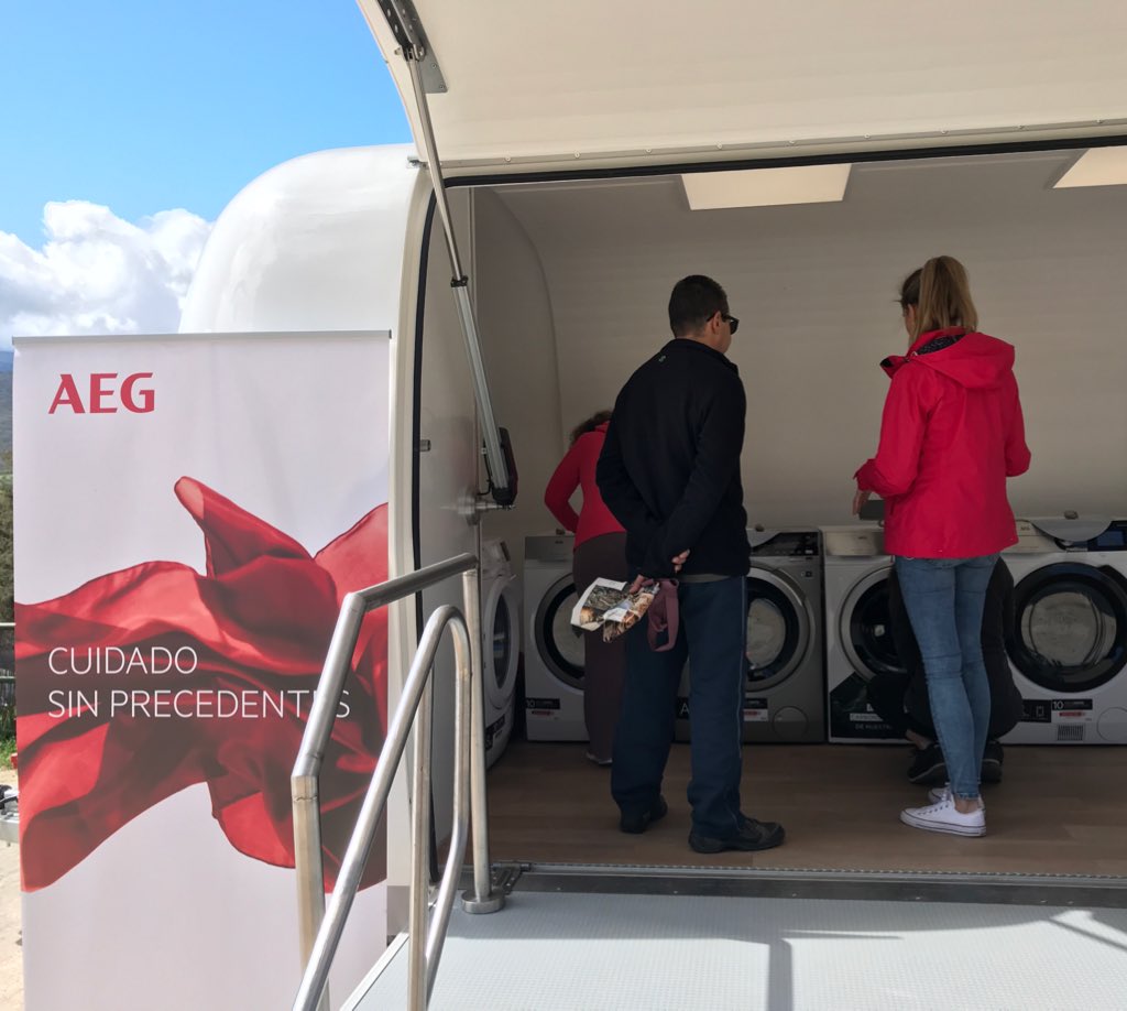 AEG_Esp's tweet photo. ¿Lavar y secar tus prendas 👕 👖👙 👚👟 en medio de un camping ⛺️ en la Sierra de Madrid 🌳? ¡👍 con la #LavanderíaMóvilAEG  en @ValleLozoya! #CuidadoSinPrecedentes https://t.co/Ql25spmN7t