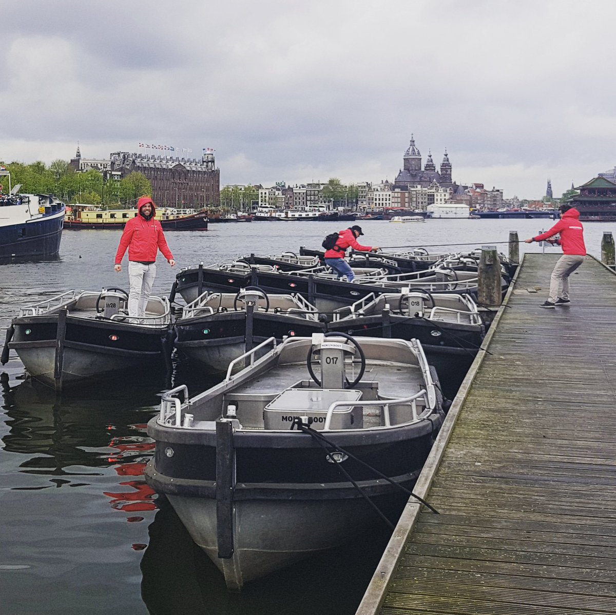 ThePlasticWhale's tweet photo. Welkome @Mokumboot, the first to arrive with 13 boats to join our #koningsvissen fleet. Thanks guys, you rock! #plasticfreecanals https://t.co/tGlUK4DNlx