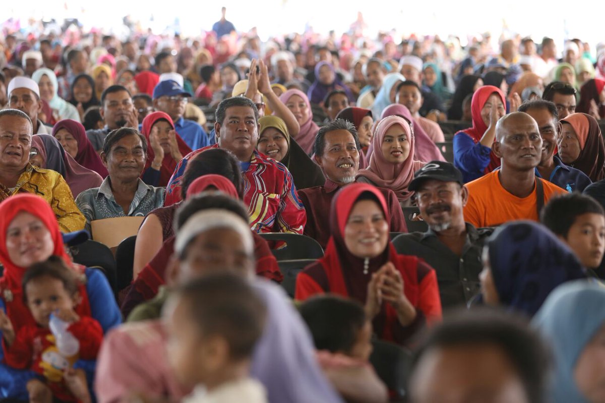 NajibRazak's tweet photo. RM200 sebulan selama 3 bulan, prihatinnya Kerajaan Barisan Nasional kepada pesawah padi, selain insentif dan bantuan pertanian, kita beri juga bantuan kewangan sementara menunggu hasil tuaian ! #DahulukanRakyat #BersamaBN #HebatkanNegaraku https://t.co/QERRTBfTAq