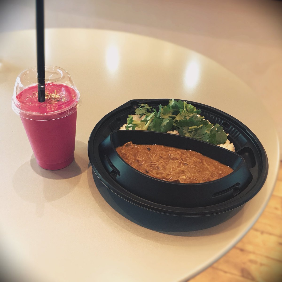smoothsmooch's tweet photo. #なんかやりたい でカレー担当の #大塚瞳 さんのお店 #MadeinParadise が本日オープン。ちなみに瞳さんは基本は出張料理人のため、今回期間限定で初出店だそう。
私が食べたカレーは水を加えておらず、旨みがギュギュッと、でもスパイシーすぎず食べやすくて超美味!食材へのこだわりもすごかった🍛✨ https://t.co/wsfumVI0PC