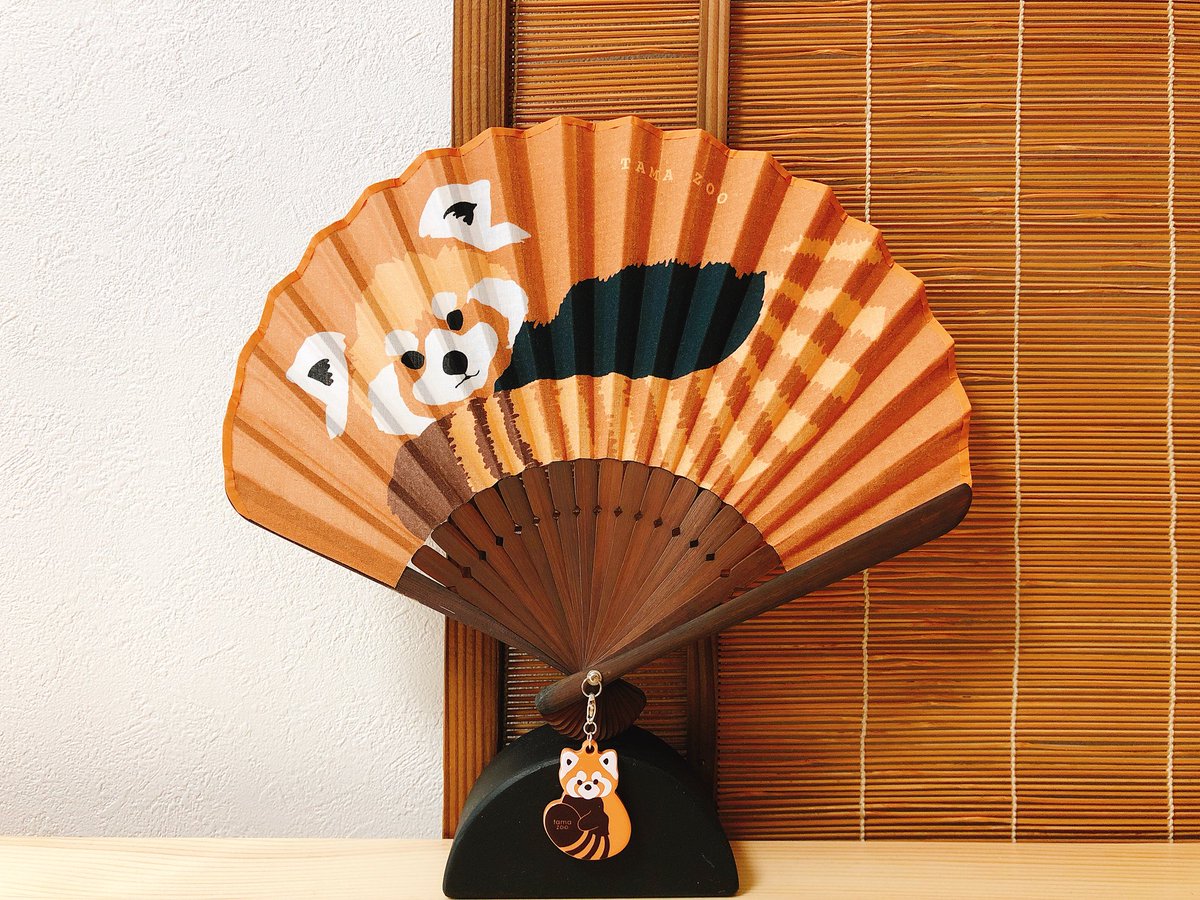 多摩動物公園限定のオリジナルアイテム♪  クールなオオカミと、キュートなレッサーパンダをモチーフに作らせていただきました。おそろいのチャームも合わせて、ぜひお気に入りの動物たちと楽しい夏を過ごしてください。  ※扇子とチャームは別売りです ※売り切れの場合はご ...