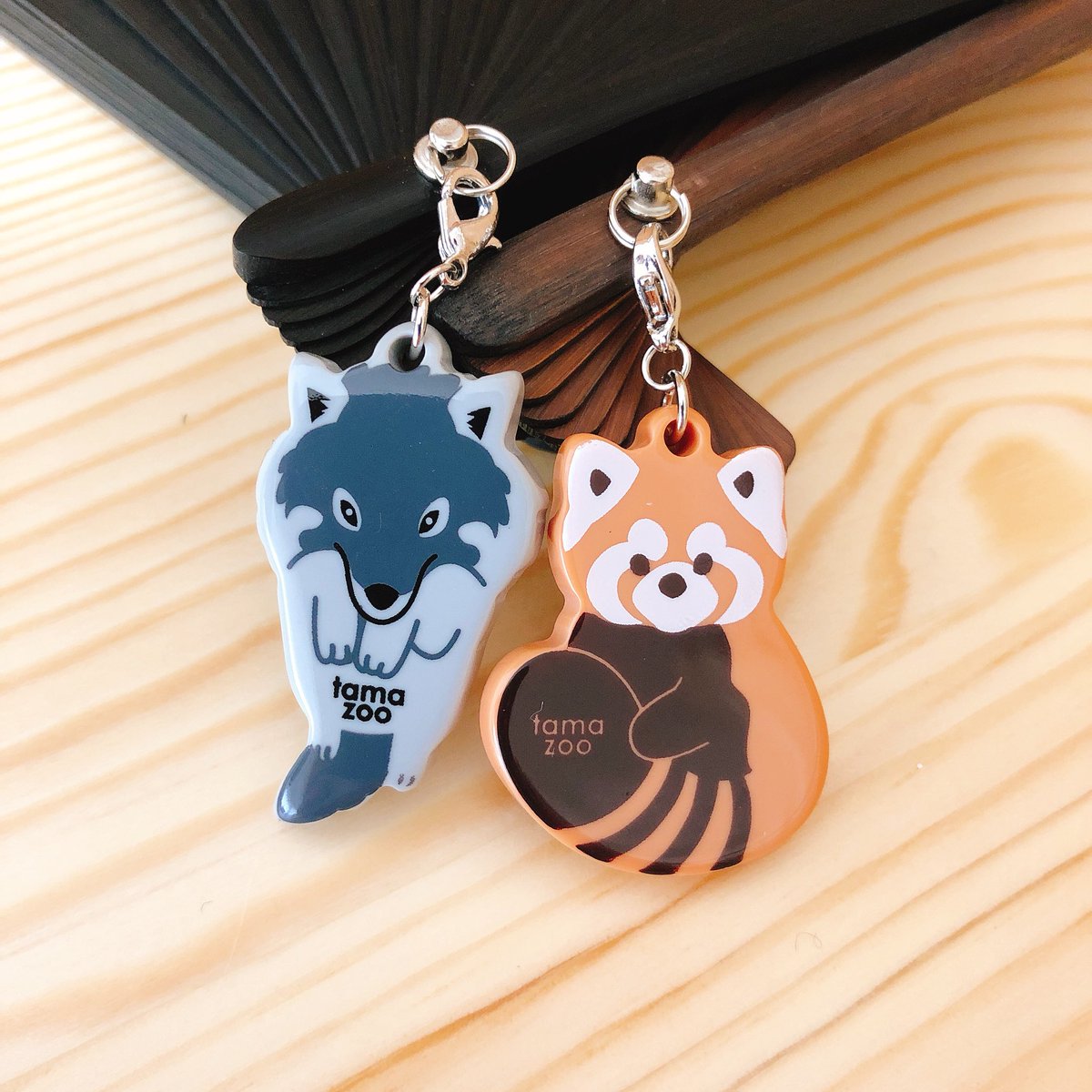 多摩動物公園限定のオリジナルアイテム♪  クールなオオカミと、キュートなレッサーパンダをモチーフに作らせていただきました。おそろいのチャームも合わせて、ぜひお気に入りの動物たちと楽しい夏を過ごしてください。  ※扇子とチャームは別売りです ※売り切れの場合はご ...