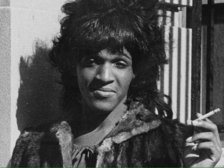 b_pierret's tweet photo. Sur #Netflix: "Marsha P. Johnson, histoire d'une légende". Docu sur une figure du mvmt LGBT, peut-être assassinée. L'histoire du T de LGBT: premières à lutter, premières oubliées.

Ces vies si différentes des nôtres grâce auxquelles nous avons la chance de vivre nos vies. https://t.co/X3YRUHdi2d