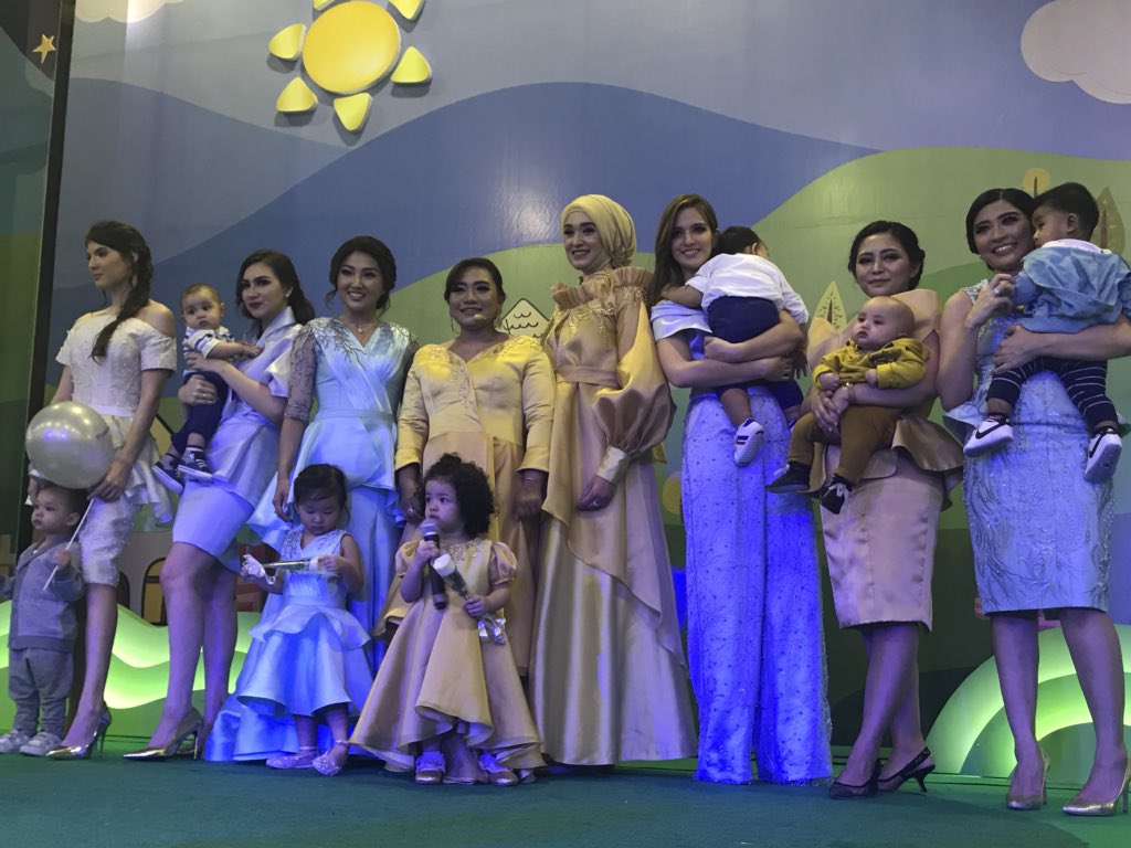 mbfair2018's tweet photo. Sweety mempersembahkan Sweety Fashion Show bersama para celebrity mom #MBFair2018 https://t.co/LeymbbUHX6