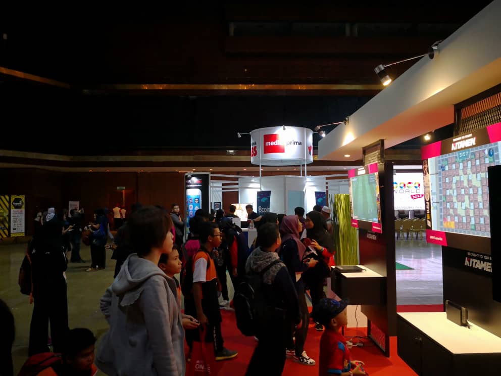 SyahirZol's tweet photo. Oitttt jgn lupa singgah main game kalu berada di #PBAKL2018, pwtc.

Kitamen lepaks di level 4 hehe

Lupa lak nak gtau awai²

#kitamen 
#unitingpassions
#Fifa18
#Bomberman
#MarioKart https://t.co/Fr93GdBIk5