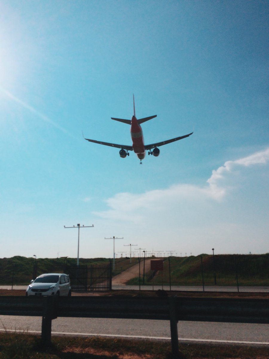 wanariefimran's tweet photo. After-class. #9MAFB #9MAGW #9MNEO @ Kuala Lumpur International Airport https://t.co/g4dgWzQloC https://t.co/c6uFBo3IIS