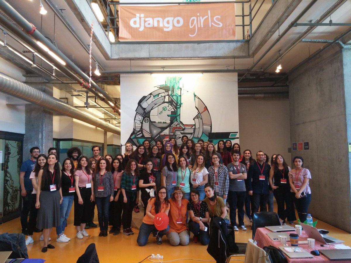 djangogirlsIst's tweet image. Öğle arasından önce ekibimiz 🙂
#djangogirls #python #code