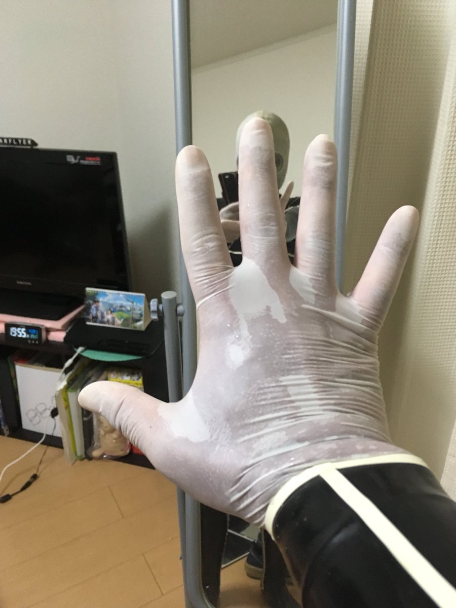 curogos's tweet photo. 初ラバースーツ！元々汗かきやすい体質だから、汗が滴り落ちてる。ソックス部分に汗が溜まってるのが分かるwでも気持ちがいい。夏とか凄い事になりそう https://t.co/ABt4jHyi4e