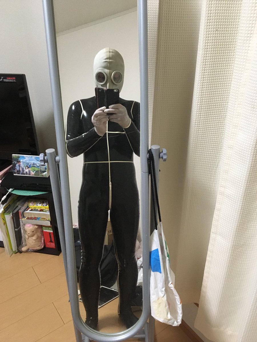 curogos's tweet photo. 初ラバースーツ！元々汗かきやすい体質だから、汗が滴り落ちてる。ソックス部分に汗が溜まってるのが分かるwでも気持ちがいい。夏とか凄い事になりそう https://t.co/ABt4jHyi4e
