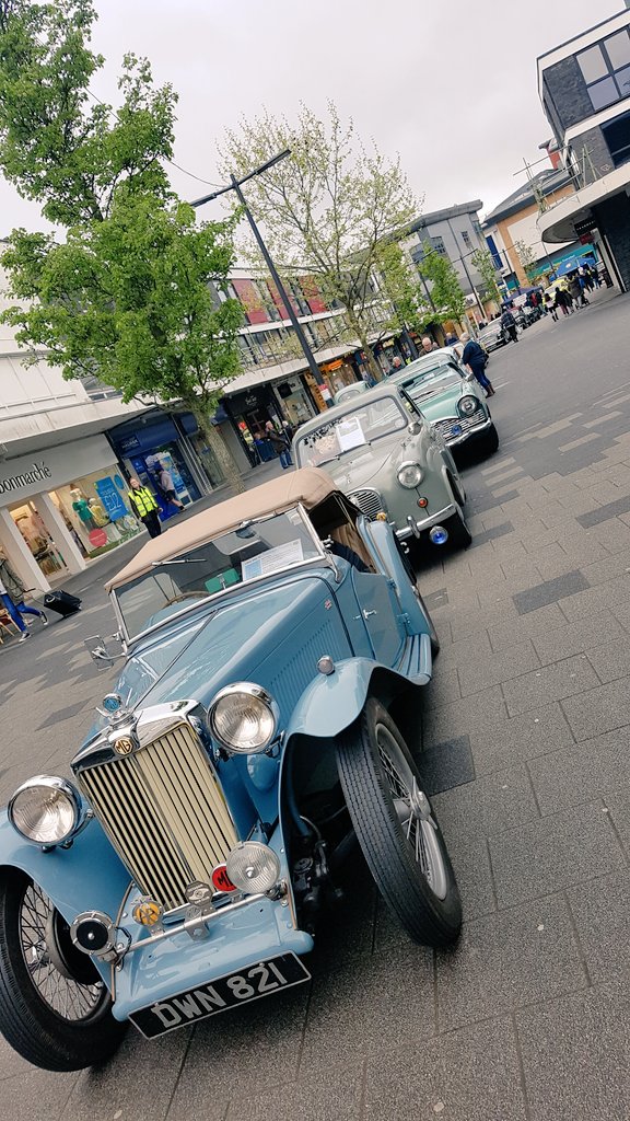 BrynLucas's tweet photo. Enjoyed the random car show in Farnborough town centre as I went for a quick chop and shop.

#cars #motorsports #motoring #History #Historic #Retro https://t.co/UhvpwcnH3Y
