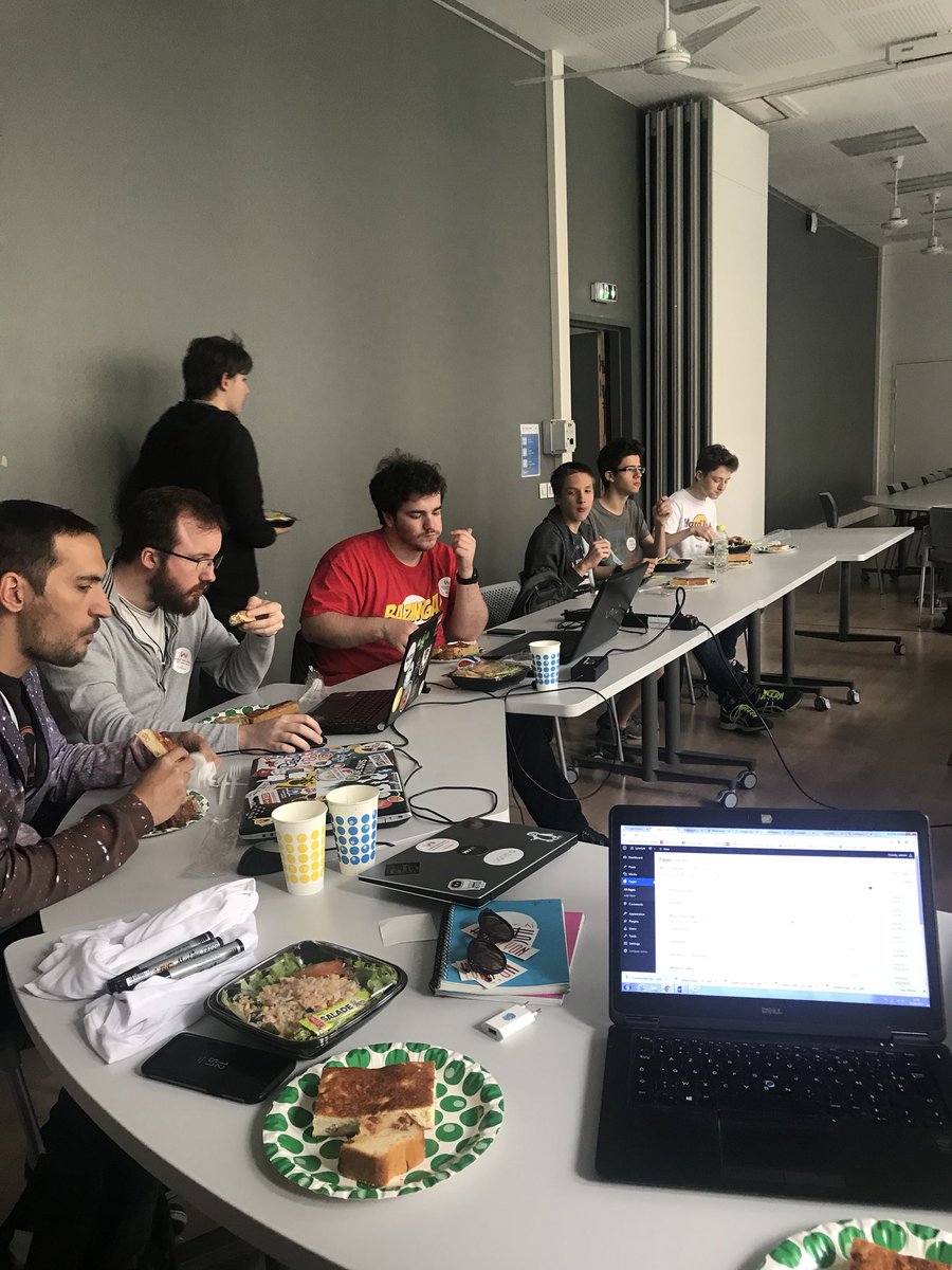 WebComeLyon's tweet image. Pause déjeuner pour prendre des forces avant que nos lycéen(ne)s et étudiant(e)s se remettent à échanger autour du défi sur l’intelligence artificielle et le web #IA @HoomanoCompany @LyonisAi @UniversiteLyon #TheWebConf