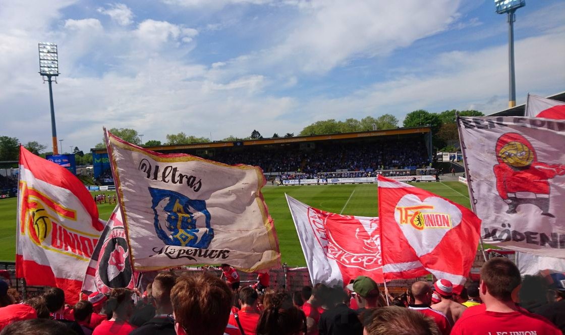 Schulter an Schulter.
#D98FCU