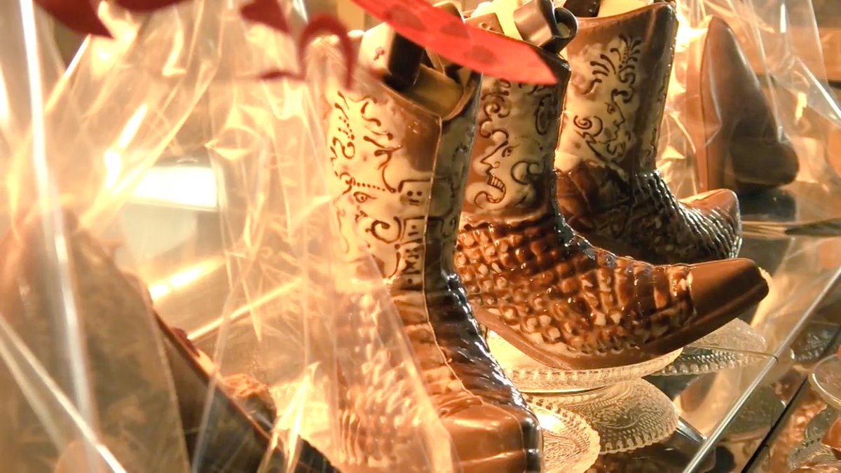 LaurenvonBeust's tweet photo. Des innovations dans le domaine du chocolat, "comment la #Suisse fait-elle pour garder sa place au sein des leaders chocolatiers ?" 🍫 https://t.co/2XclMTHzn0 Un reportage de @JulieMuller1994 et @LaurenvonBeust, réalisé au @CFJM_CH, grâce à @AJMunine 📹📺🎙#ateliertv https://t.co/wSwwuLnrTi