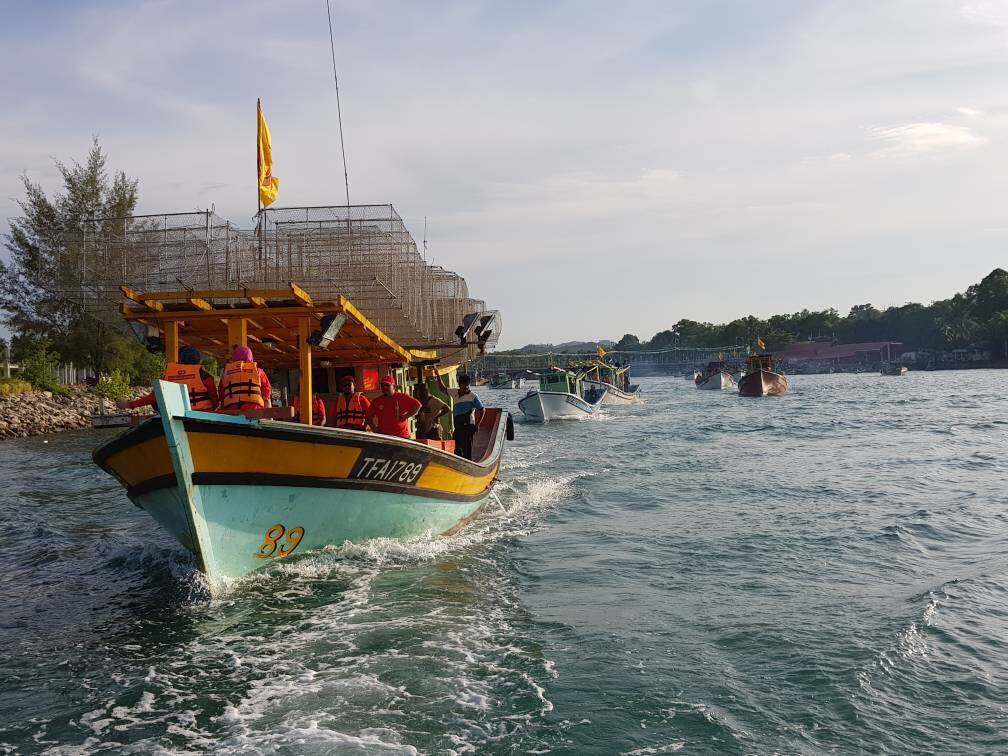 AmBankMY's tweet photo. Our AmBankers are good at squid jigging! Tn Syed Anuar led the team of eight boats into sea yesterday evening. We heard it was a lot of fun & engagement. They are all safely home. @manamatahari
#teamAmBank #SquidJigging #KAG #CandatSotong2018 #AmBankers #FlyHighWithAmBank https://t.co/B0fFJMonqz