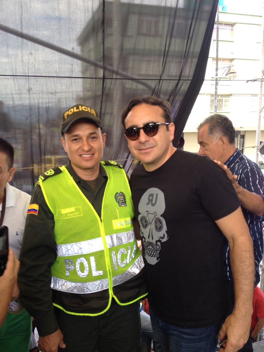 oscar_navar's tweet photo. @mario_sabato Cuanto lo siento Mario , yo ya pase por ese dolor y es horrible te entiendo amigo . Un abraso desde Bucaramanga https://t.co/AEZxygaBxU