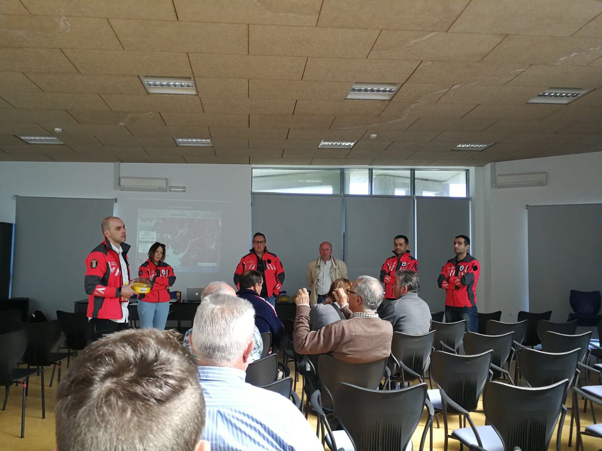 pcrianxo's tweet photo. Esta mañá no Auditorio de Rianxo presentando o “plan de Trampeo contra a Vespa Velutina” xunto co Alcalde de Rianxo D. Adolfo Muiños Sanchez, o xefe da Agrupación  D. Manuel Gómez Villanustre e o coordinador D. Roberto Carlos Iglesias. https://t.co/088clyygw7