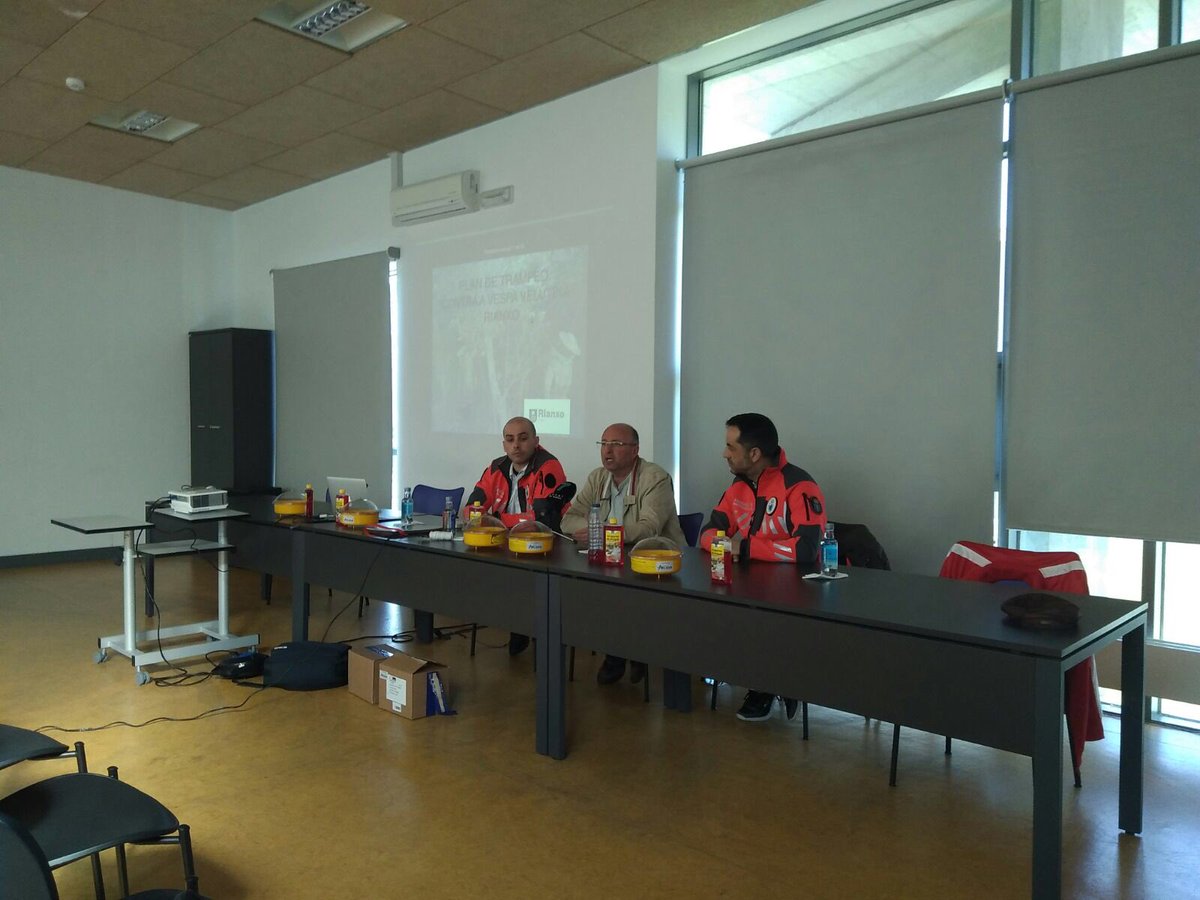 pcrianxo's tweet photo. Esta mañá no Auditorio de Rianxo presentando o “plan de Trampeo contra a Vespa Velutina” xunto co Alcalde de Rianxo D. Adolfo Muiños Sanchez, o xefe da Agrupación  D. Manuel Gómez Villanustre e o coordinador D. Roberto Carlos Iglesias. https://t.co/088clyygw7