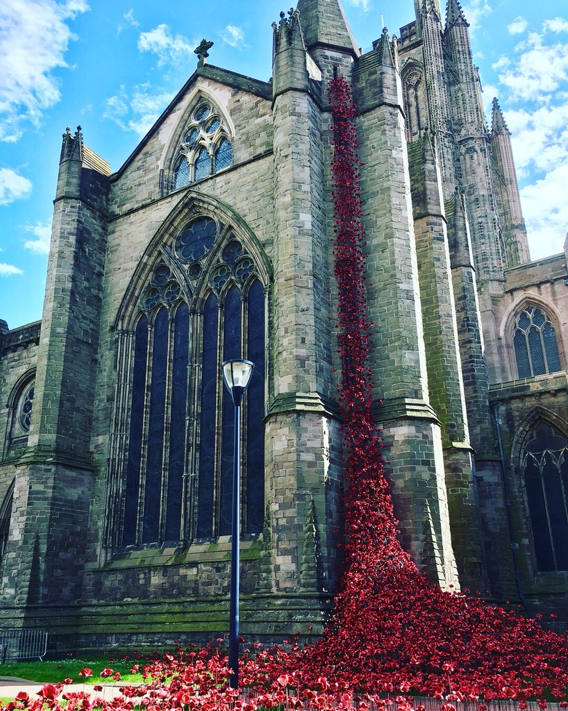 justjojo71's tweet photo. Last weekend to see the spectacular #Poppies at #HerefordCathedral 🌺
#poppiestour #Hereford #weepingwindow #WW1Centenary #ceramicpoppies #paulcummins #tompiper https://t.co/54Ugj7C9Fe