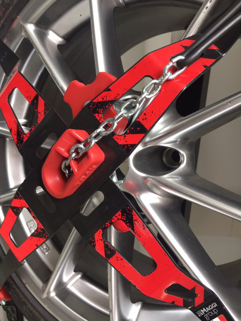 info_maggi's tweet image. #Trak fire! Vesti di fuoco catarifrangente la tua catena da neve #maggigroup #snowchain #fashion #trak #musthave #snowtime #MadeInItaly