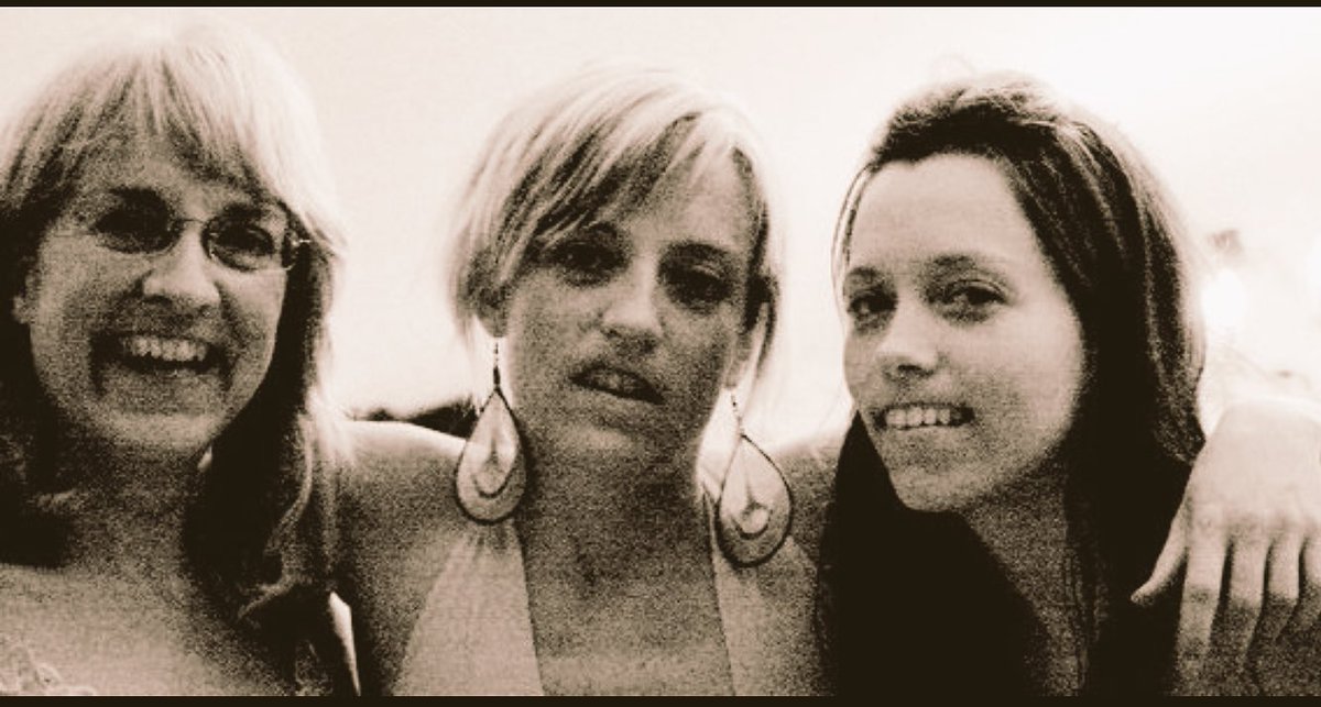 EmLowndes's tweet photo. Not often Facebook pops up a little Gem like this 😂

So lucky to have these two amazing women at my side 

#sexybeasts https://t.co/aaztVgXZcb