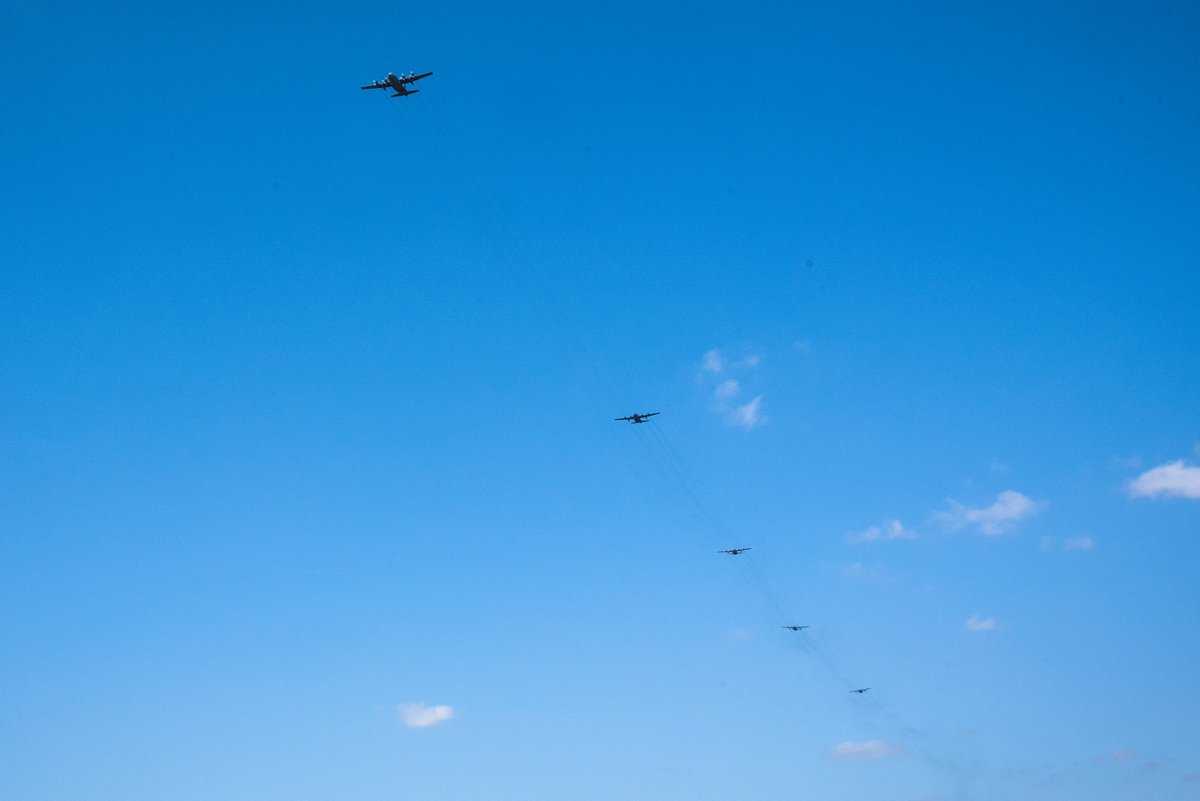 179CW's tweet photo. Whoa! Look at all those birds flying! What an amazing sight to see. For more photos: https://t.co/t2RFLn9B87  I  https://t.co/h72KU7iTto I https://t.co/bW1ViSkPAB https://t.co/olBSUEY6hJ