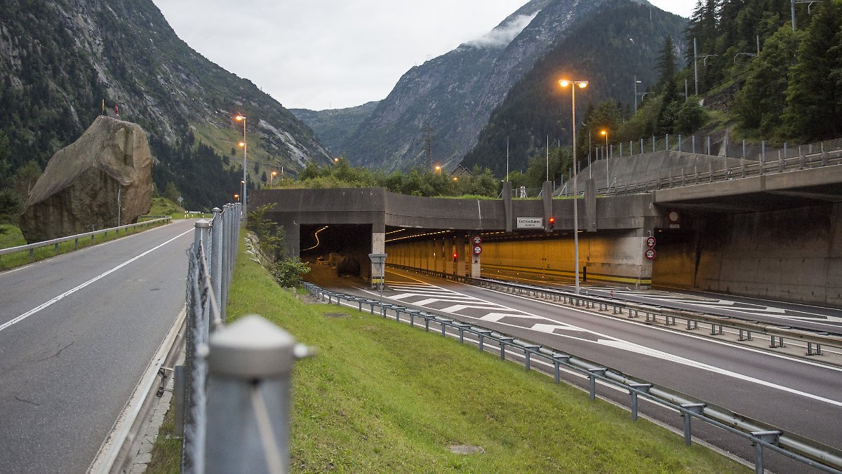 ntvde's tweet photo. Meistgesehen:  Verurteilung in der Schweiz: Gotthard-Raser muss Haft in Deutschland absitzen https://t.co/wH36ANhKdY (Vid) https://t.co/QzZ25dEgKU