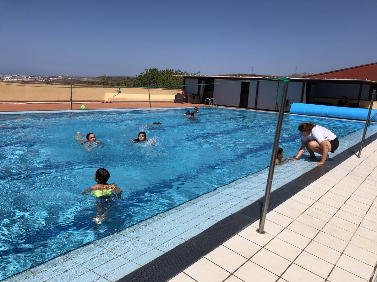 colegioarenasur's tweet photo. Con el buen tiempo, volvemos a poder disfrutar de la piscina durante la actividad #CAS de 1 IB #IBDP @IBArenassur en el #proyecto #ELOMAR bajo la atenta mirada de nuestra socorrista Cari, alumna del #TSAFAD @ArenasfpCampus #AprendizajeServicio #Solidaridad https://t.co/Fv9xBUexEO