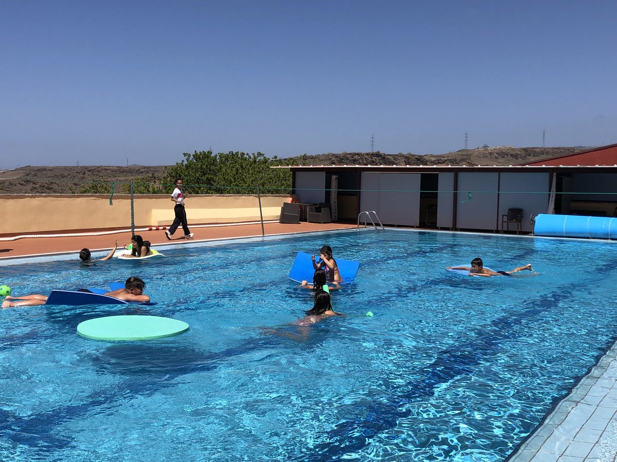 colegioarenasur's tweet photo. Con el buen tiempo, volvemos a poder disfrutar de la piscina durante la actividad #CAS de 1 IB #IBDP @IBArenassur en el #proyecto #ELOMAR bajo la atenta mirada de nuestra socorrista Cari, alumna del #TSAFAD @ArenasfpCampus #AprendizajeServicio #Solidaridad https://t.co/Fv9xBUexEO