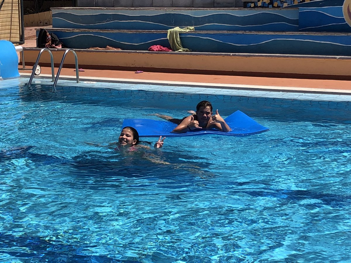 colegioarenasur's tweet photo. Con el buen tiempo, volvemos a poder disfrutar de la piscina durante la actividad #CAS de 1 IB #IBDP @IBArenassur en el #proyecto #ELOMAR bajo la atenta mirada de nuestra socorrista Cari, alumna del #TSAFAD @ArenasfpCampus #AprendizajeServicio #Solidaridad https://t.co/Fv9xBUexEO
