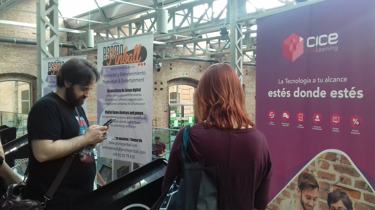 MiriRaya_Art's tweet photo. Aquí pasandolo genial en #retromadrid2018 con estos chicos tan majos y sus juegos! @RetroMadrid @cicemadrid @promopinball @IgamesMambo ❤❤❤❤🌸🌸🌸 https://t.co/VgB4lXtIyu