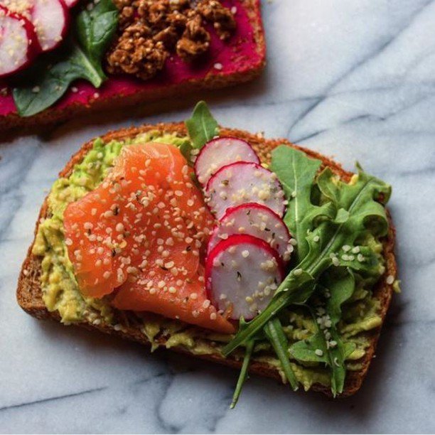 Save this one for tomorrow's brunch! <a href="/madeleineats/">madeleineats</a> made this picture perfect Rudi's Whole Wheat toast topped with avo, smoked salmon, radishes, arugula, and hemp seeds. YUM! ift.tt/2r6fztK
