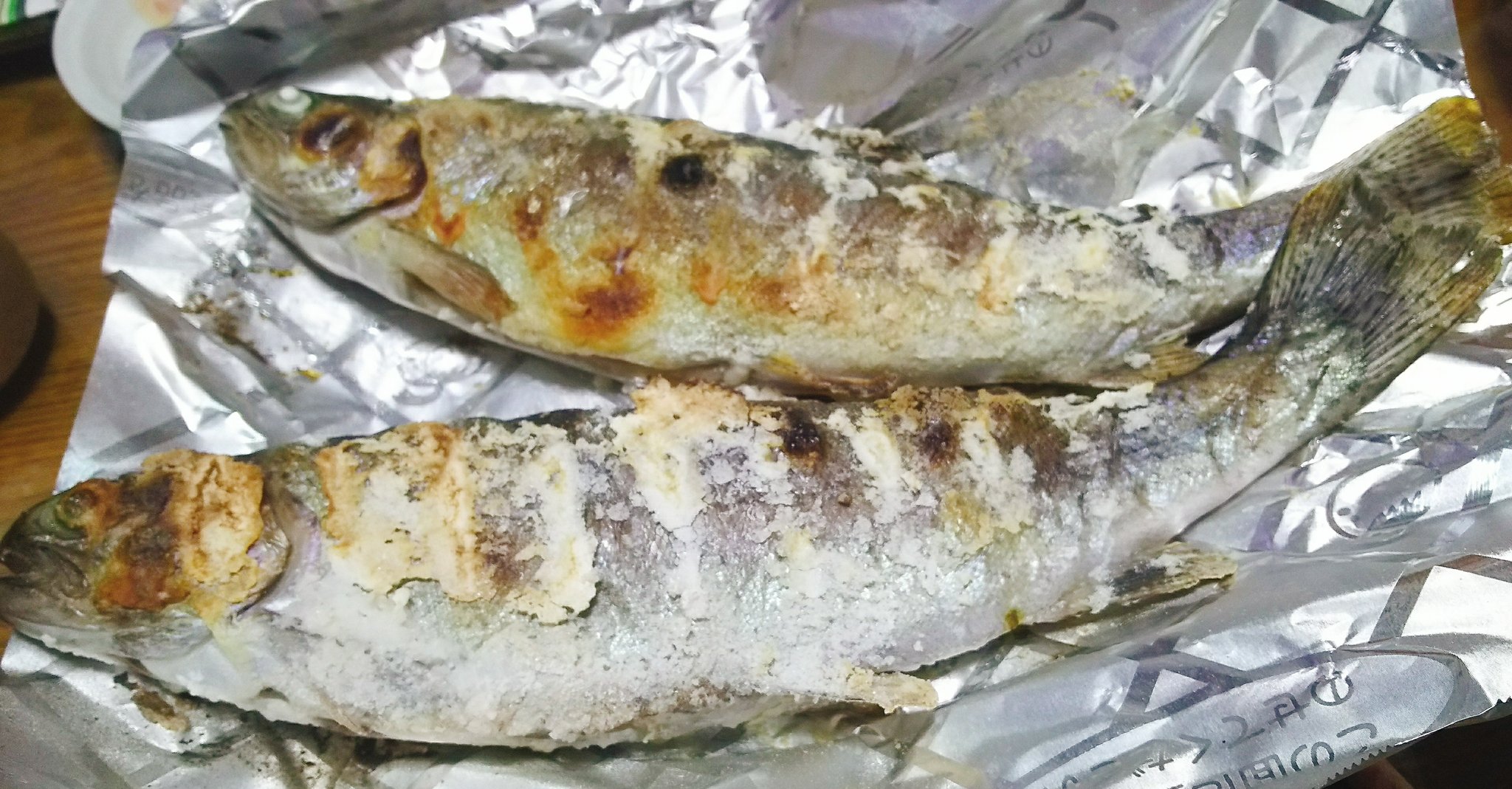 ひめここ 投稿中 お父さんが釣りたてのニジマスをたくさんいただいてきたので 塩焼きにしていただきましたー ジューシーでふわっふわ 香りもサイコーでめちゃめちゃ美味しかったです ニジマス 塩焼き ニジマスの塩焼き ニジマス塩焼き