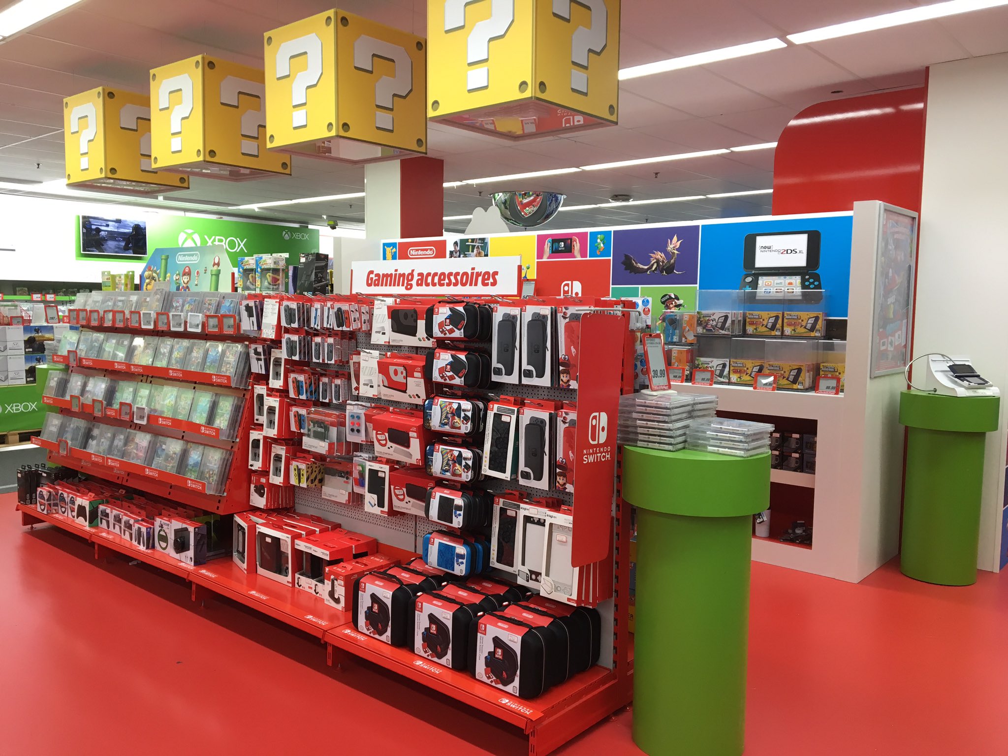 ナリオ Al Twitter オランダの家電量販店 にある任天堂ゲーム売り場 結構 飾り付けが凝ってて購買意欲をそそる内装になっています 山積みになったニンテンドースイッチが印象的 T Co Eo33ifeg5g Twitter