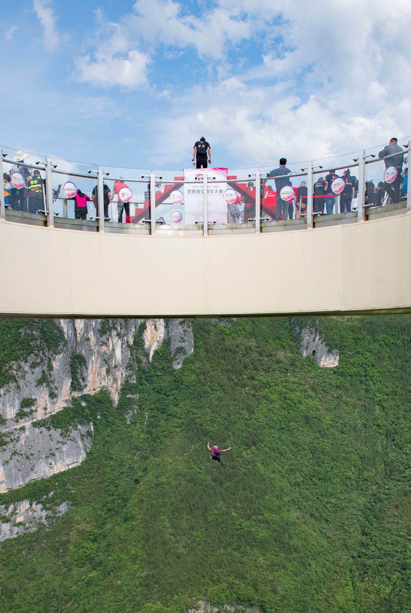ChinaDaily's tweet photo. The 2018 World BASE Jump competition kicked off in Yunyang county, Southwest China's Chongqing municipality on April 27. #BASEjumps #XSports https://t.co/yKA7v8z9k5