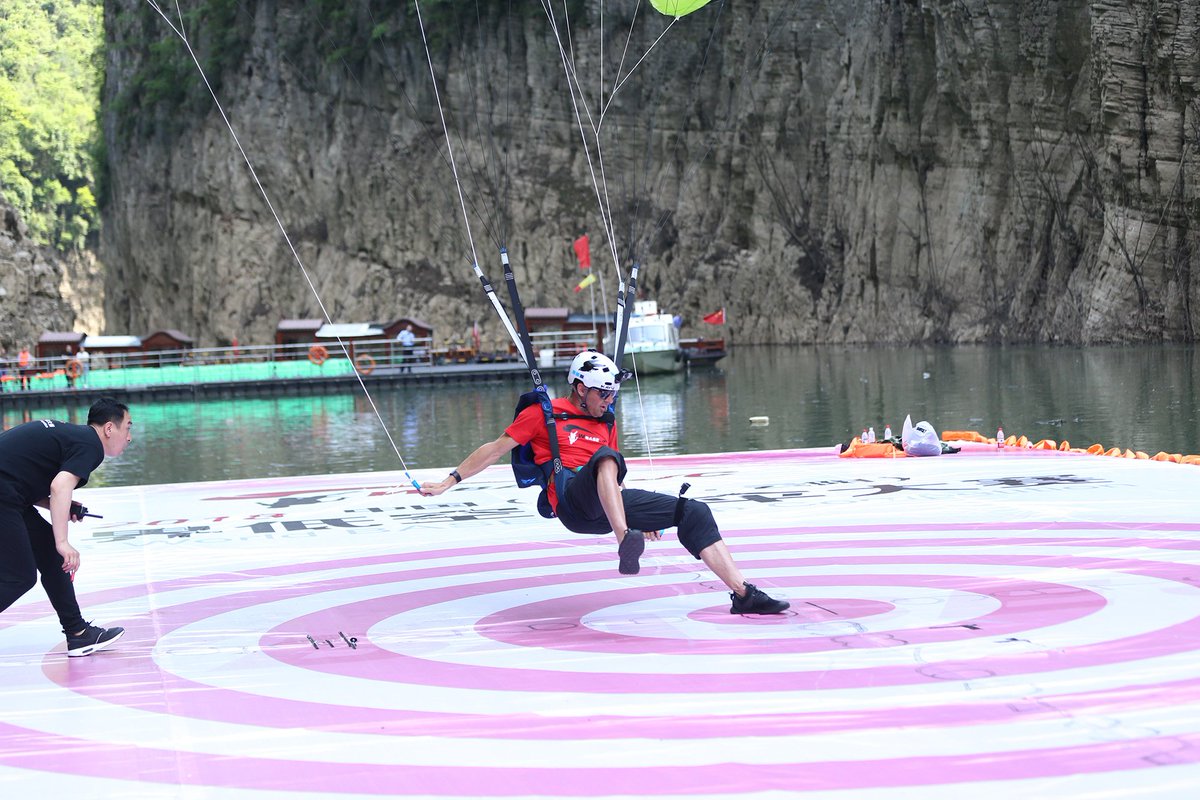 ChinaDaily's tweet photo. The 2018 World BASE Jump competition kicked off in Yunyang county, Southwest China's Chongqing municipality on April 27. #BASEjumps #XSports https://t.co/yKA7v8z9k5