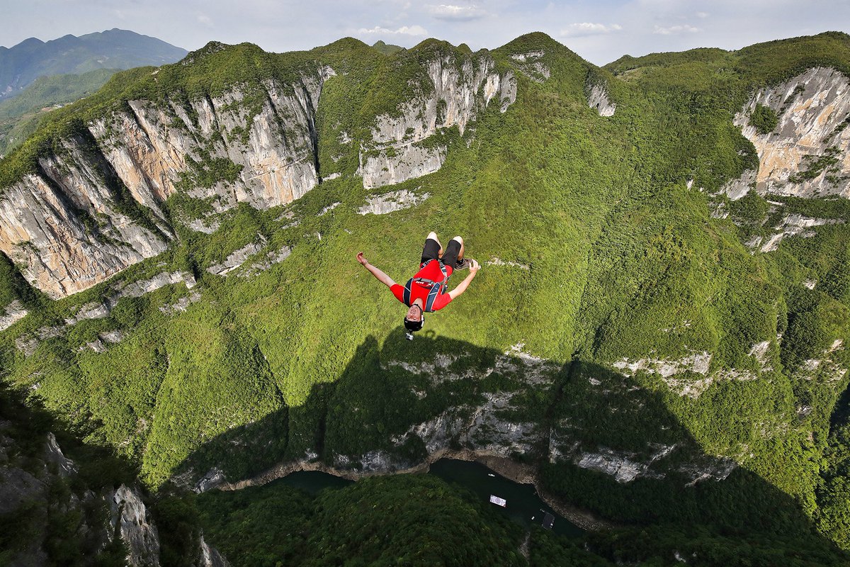 ChinaDaily's tweet photo. The 2018 World BASE Jump competition kicked off in Yunyang county, Southwest China's Chongqing municipality on April 27. #BASEjumps #XSports https://t.co/yKA7v8z9k5
