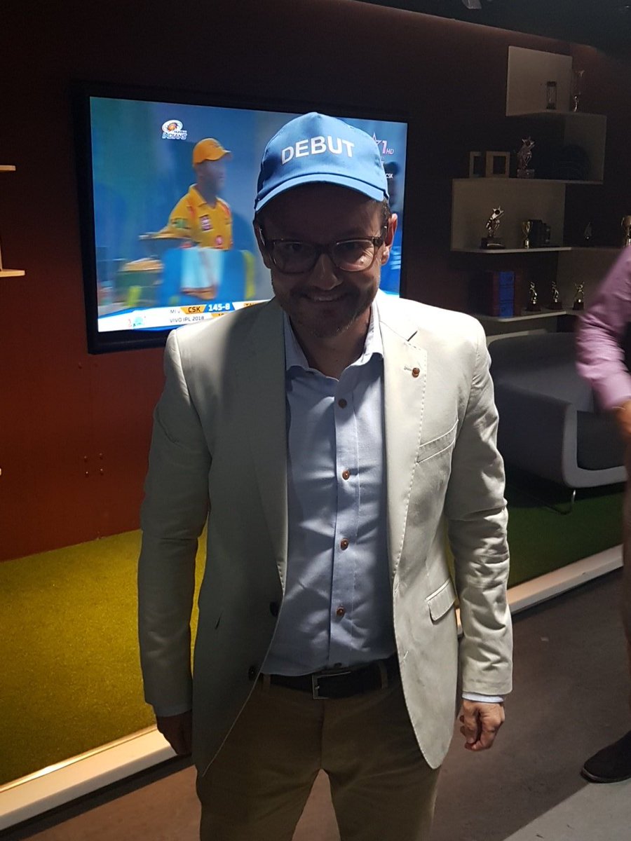 scottbstyris's tweet photo. Worldwide Debut as a commentator tonight in the @StarSportsIndia #selectdugout. How good must you think you are when you go full Richie Benaud first up #thebone #theivory #theoffwhite #thebeige https://t.co/876VYzWUrY